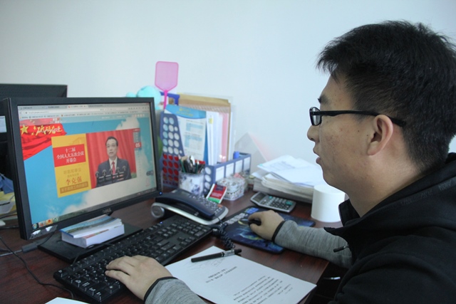 学院老师关注两会动态 魏孟吉摄影