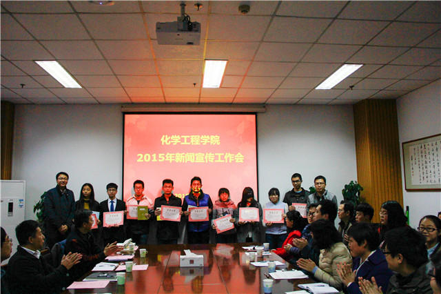 为获得新闻宣传先进个人的学生颁奖  孙运景摄影