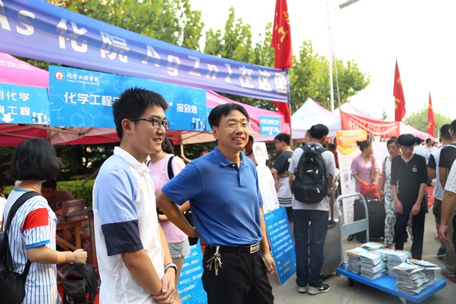 学院领导看望迎新工作 全运摄影 学院领导看望迎新工作 全运摄影