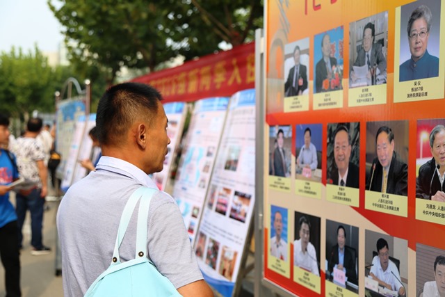 家长驻足观看学院杰出校友展 全运摄影 家长驻足观看学院杰出校友展 全运摄影