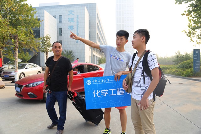 引导新生前往报到处 全运摄影 引导新生前往报到处 全运摄影