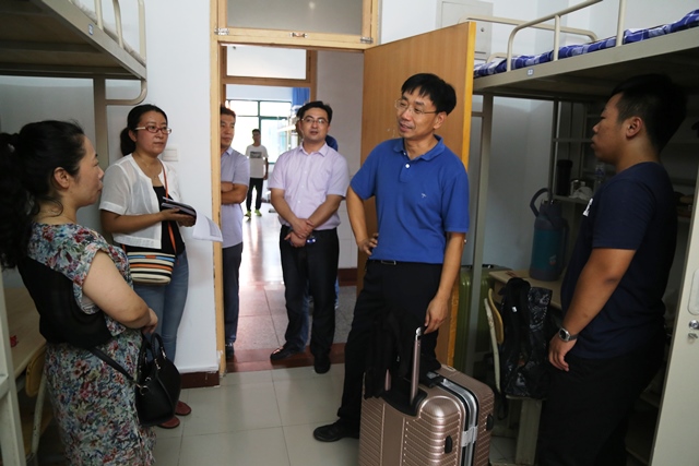 学院领导与新生及家长亲切交谈 赵明超摄影 学院领导与新生及家长亲切交谈 赵明超摄影