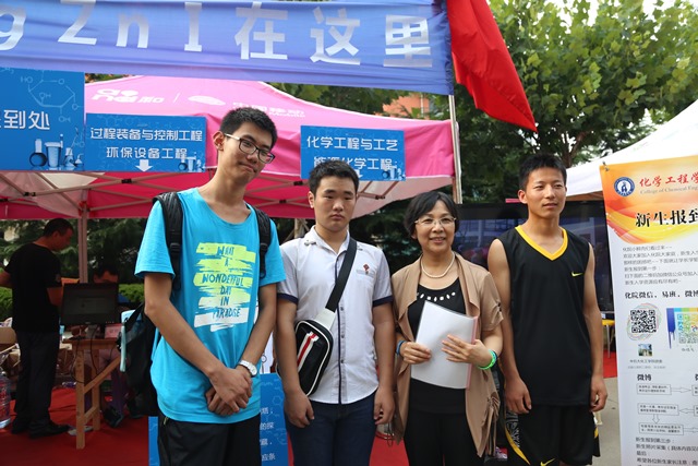 校长与新生合影 全运摄影 校长与新生合影 全运摄影