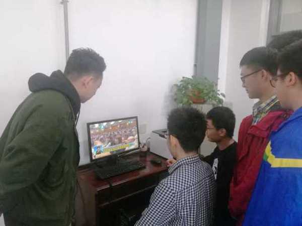 学院研究生在实验室观看直播 万娱摄影