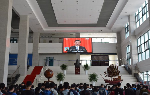 学院组织学生在工科楼A座大厅观看大会直播 魏孟吉摄影