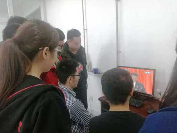 学院研究生在实验室观看直播 万娱摄影