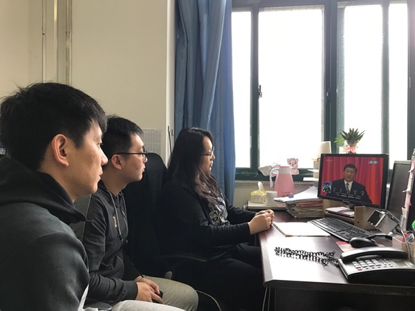 学院辅导员在办公室观看直播 刘伟摄影