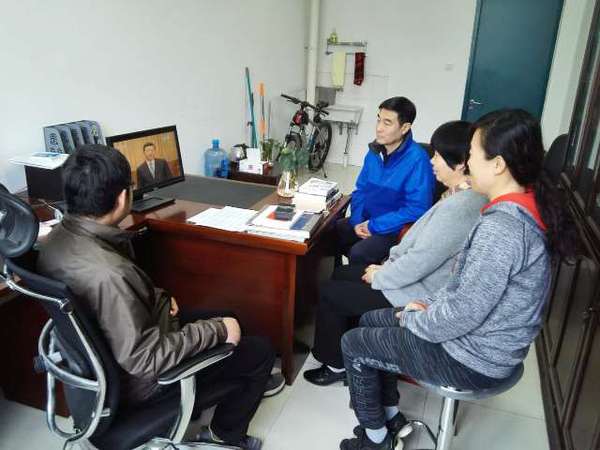 学院办公室党支部党员观看直播 唐艳凌提供