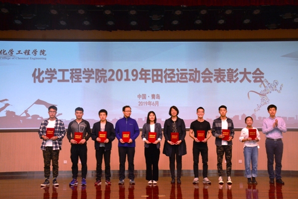 校团委书记张展为获得优秀运动员代表颁奖