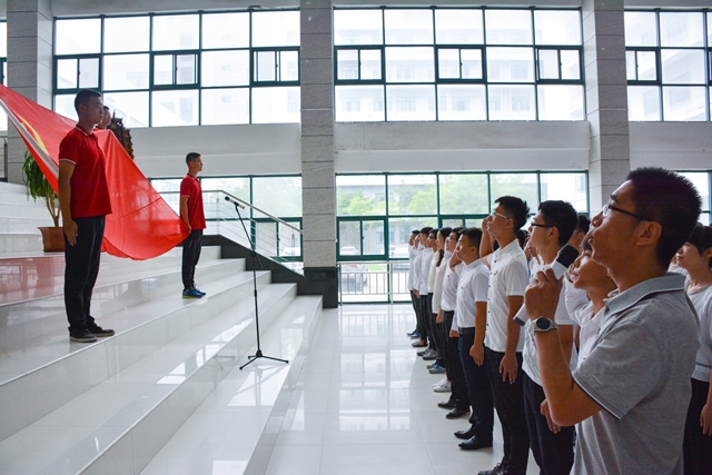 新党员入党宣誓、老党员重温入党誓词 李博一摄影