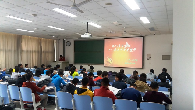 学生开展主题班会学习十八届六中全会精神 李博一摄影