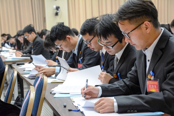 参会代表审议工作报告 李博一摄影 参会代表审议工作报告 李博一摄影