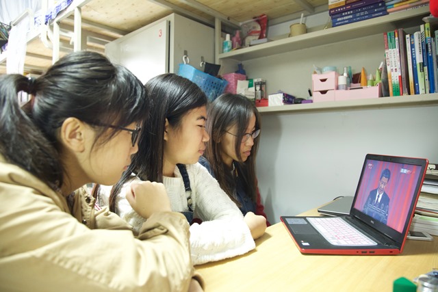 学院学生在宿舍观看大会直播 全运摄影 学院学生在宿舍观看大会直播 全运摄影