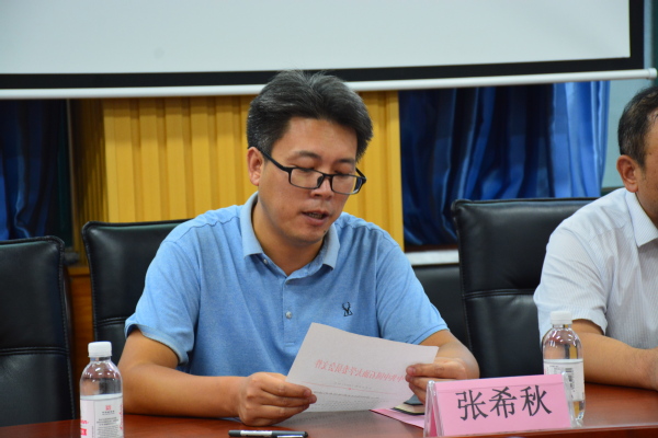 组织部副部长张希秋代表学校党委宣读任命文件 魏孟吉摄影