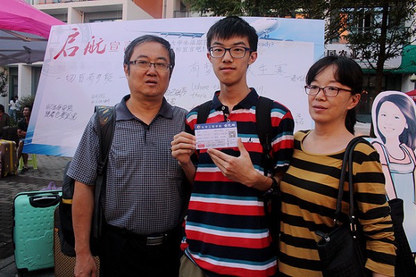 学生与家长在启航墙前合影 学生与家长在启航墙前合影