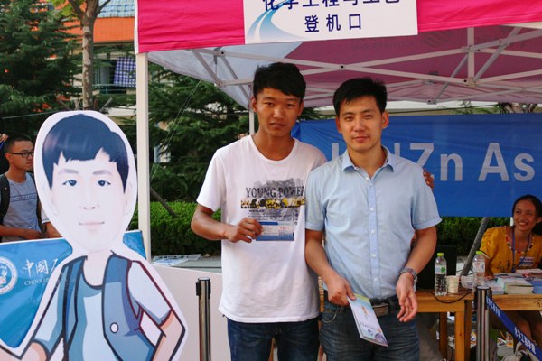 报到现场与辅导员合影 报到现场与辅导员合影