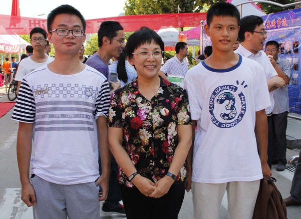 山校长与新生合影 山校长与新生合影