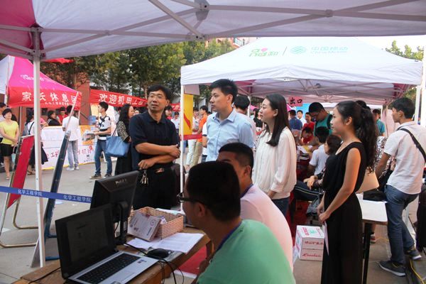 学院领导看望新生 学院领导看望新生