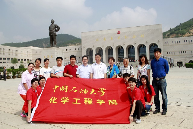 实践队在延安革命纪念馆前合影 赵明超摄影 实践队在延安革命纪念馆前合影 赵明超摄影