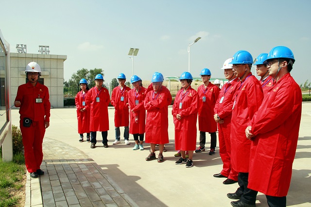 参观苏里格气田第六天然气净化厂 赵明超摄影 参观苏里格气田第六天然气净化厂 赵明超摄影