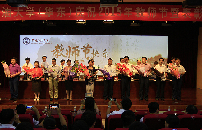 田原宇、张秀霞作为国家级奖励获得者代表领奖