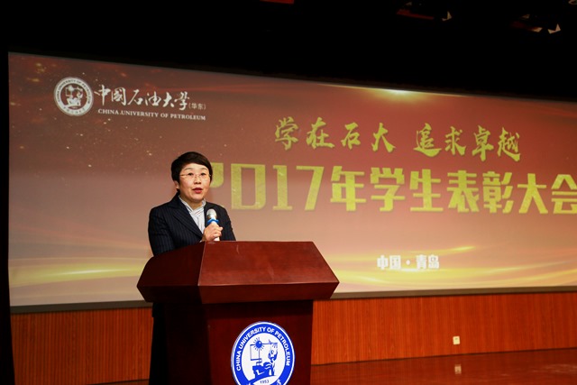 副校长张玲玲宣读表彰文件