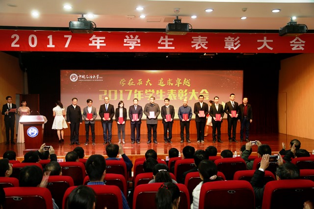 王君作为创新创业卓越贡献奖获奖代表上台领奖（右六）