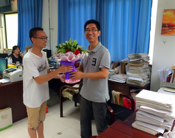学生为辅导员献花