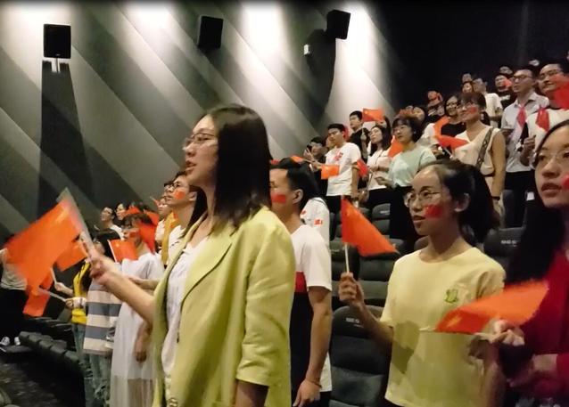 师生共唱《我和我的祖国》 秦政摄影