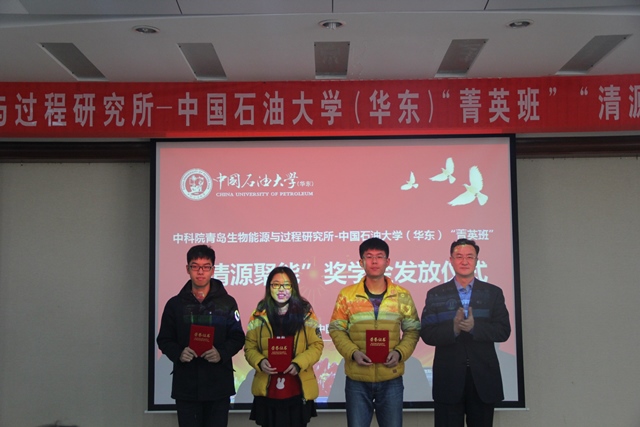 刘华东副校长为二等奖学生颁奖 湛文健摄影 刘华东副校长为二等奖学生颁奖 湛文健摄影