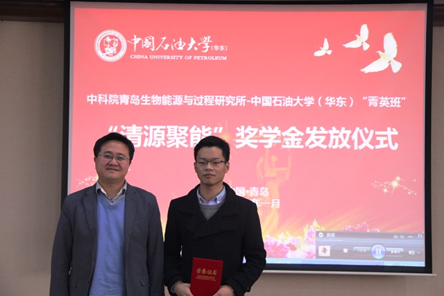 吕雪峰副所长为一等奖学生颁奖 湛文健摄影 吕雪峰副所长为一等奖学生颁奖 湛文健摄影