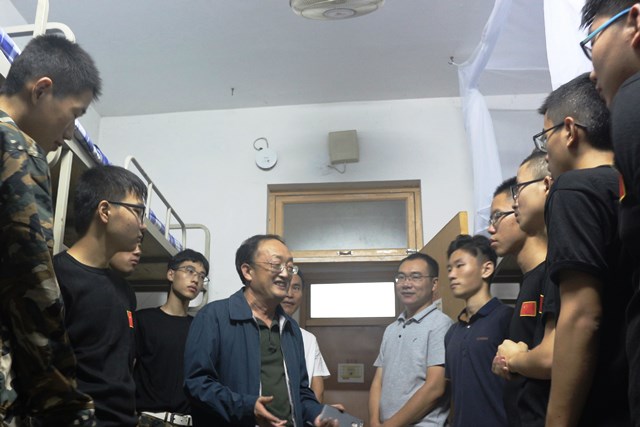 刘晨光教授看望新生 湛文健摄影 刘晨光教授看望新生 湛文健摄影