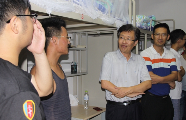 赵朝成院长看望新生 宋雨柔摄影 赵朝成院长看望新生 宋雨柔摄影