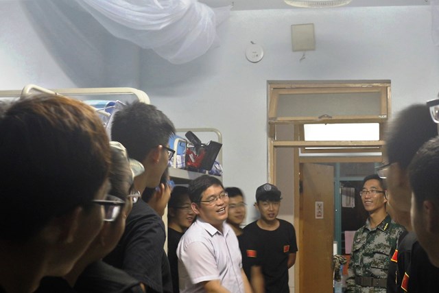 王振波院长与新生亲切交谈 湛文健摄影 王振波院长与新生亲切交谈 湛文健摄影